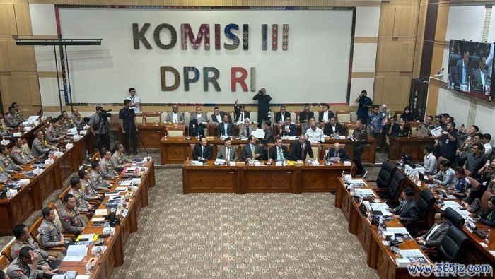 Rapat Kapolri bersama Komisi III DPR, Senin (11/11/2024).