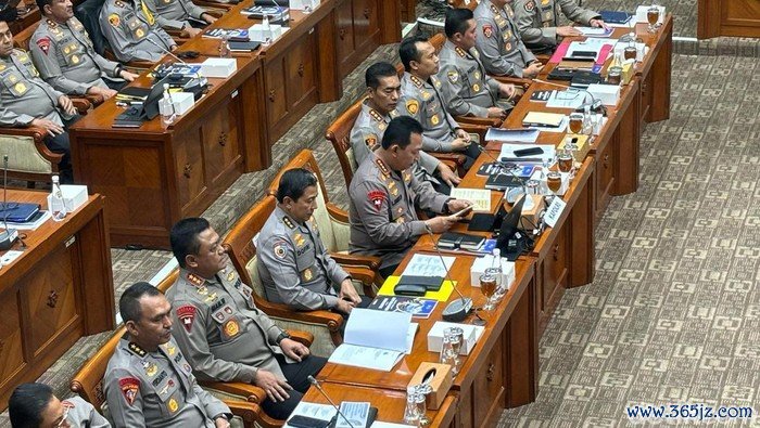 Rapat Kapolri bersama Komisi III DPR, Senin (11/11/2024).