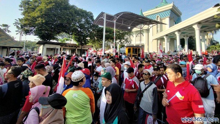 Ribuan warga Surabaya mengikuti jalan sehat di Masjid Al Akbar Surabaya peringati 1 Tahun Baru Hijriyah.